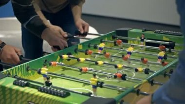 Tablo futbol. Masa futbolu oynayan insanlar