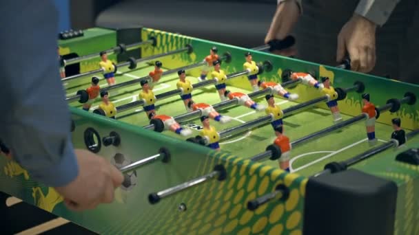 Fútbol de mesa. Gente jugando futbolín — Vídeos de Stock