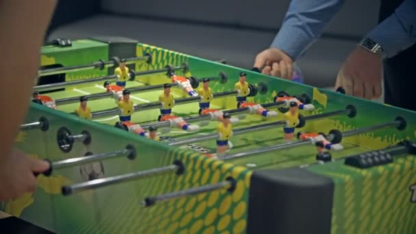 Fútbol de mesa. Gente jugando futbolín — Vídeos de Stock