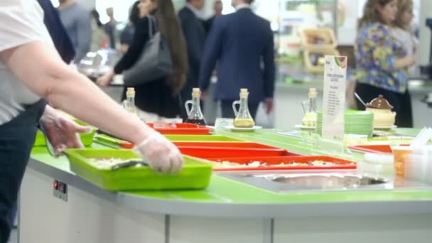 Nourriture dans la salle à manger de BusinessCente — Video