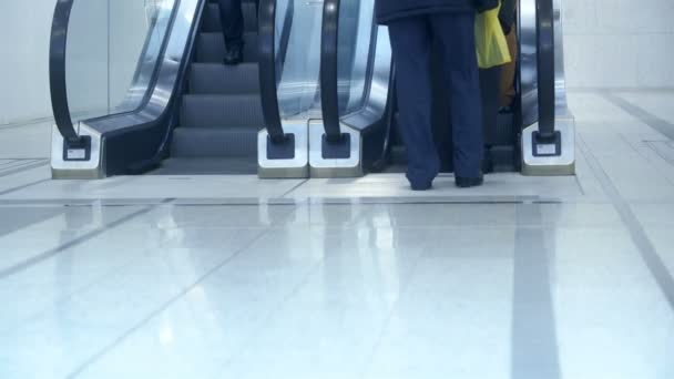 在现代的城市内部，脚踏在相机上移动的楼梯扶手电梯的人 — 图库视频影像