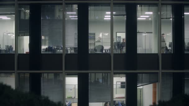 Oficina de Windows turno de noche, piso en el centro de negocios, la habitación es luminosa — Vídeo de stock