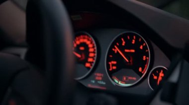 Hız göstergesi ve bir kırmızı ışık ile bir araba tekerlek