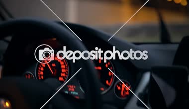 Hız göstergesi ve bir kırmızı ışık ile bir araba tekerlek