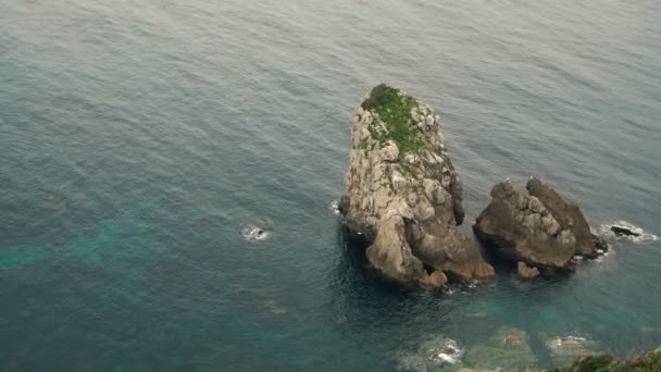 Скала в море, вид с вершины волн и скал, бирюзовые воды — стоковое видео