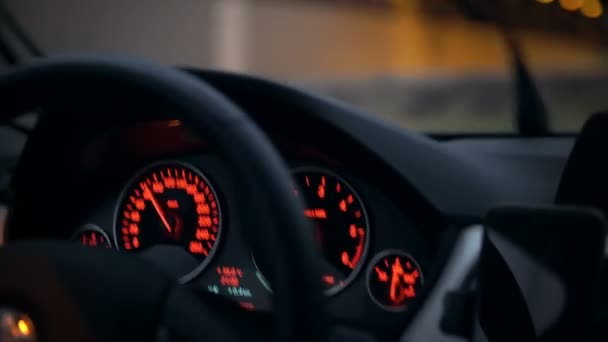 Speedometer and the wheel of a car with a red light — Stock Video