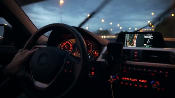 Speedometer and the wheel of a car with a red light — Stock Video