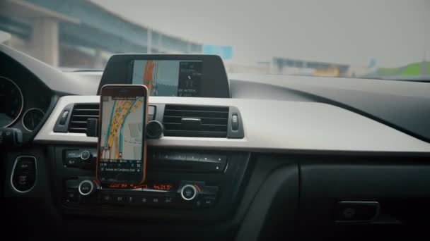 Close-up op screen navigatie voertuig locatie en de route bijhouden terwijl het drijven op de weg. GPS-navigatie op smartphone weergegeven: route. — Stockvideo