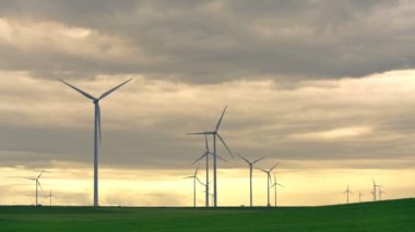 Bir Rüzgar Çiftliği Rüzgar türbinleri yeşil enerji oluşturma