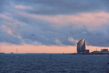 Bina Modern yelken ile günbatımı deniz manzarası şeklinde