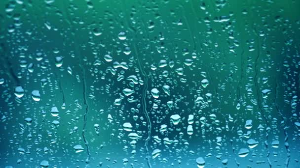 Eau de pluie coulant sur la surface du verre 
