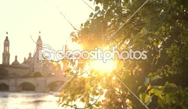 Zaragoza Our Lady arka ayağı bazilikanın ile nehirde On Sunset