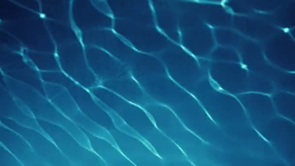 Helder blauw transparant Water als gevolg van de zon met lichte golven — Stockvideo