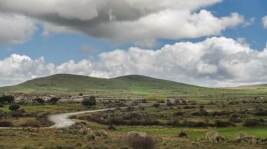 Tepenin bulutlarda timelapse, orada bir fırtına yaklaşıyor manzara.