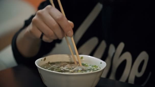Man eating Malaysia noodle — Stock Video