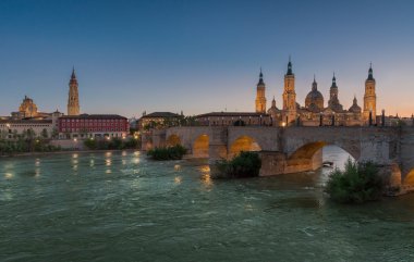 Bazilika Our Lady ayağı Zaragoza İspanya günbatımı'olarak