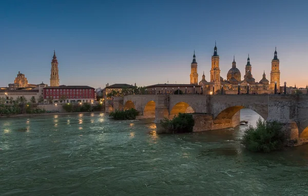 Bazilika Our Lady ayağı Zaragoza İspanya günbatımı'olarak