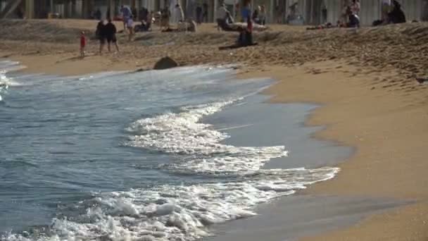 Zajęty plaży z lekkim Surf — Wideo stockowe