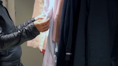 Adam ellerini gömlek seçimi