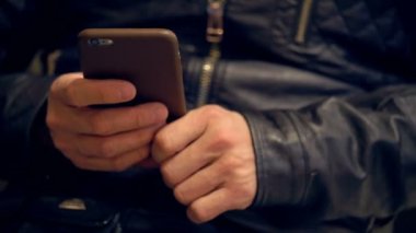 Adam el üstünde Smartphone dokunarak