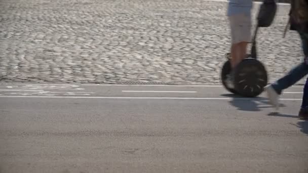 Drie Segways passerende fiets Lane — Stockvideo