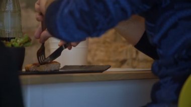 Adam el Cafe et yemek kesme