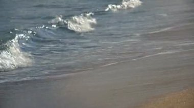 Küçük dalgalar kumsalda haddeleme