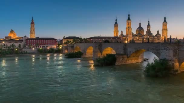 Basiliek Onze Lieve Vrouwe pijler In Zaragoza en de brug In Spanje bij nacht — Stockvideo