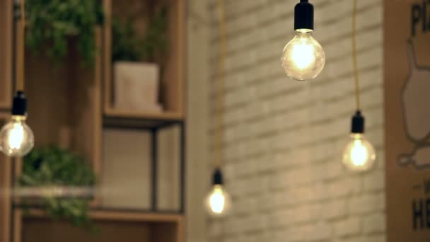 Žárovku přívěšky visí v Cafe