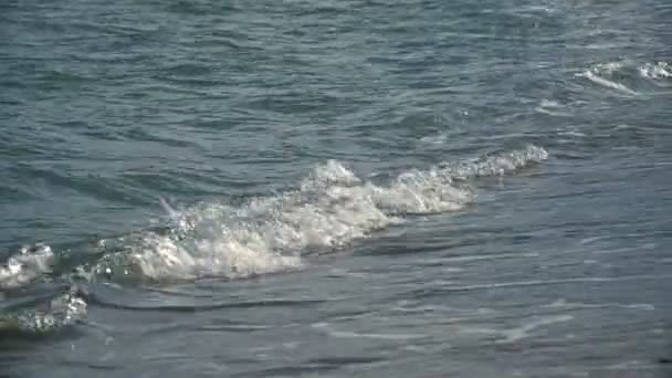 Små vågor rullar på stranden — Stockvideo