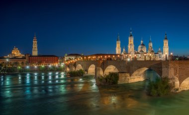 Bazilika Our Lady ayağı Zaragoza ve İspanya gece köprü olarak