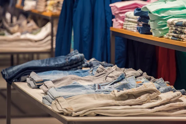 Loja de roupas Interior com roupas de verão em primeiro plano — Fotografia de Stock