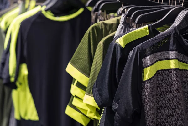 Erkek spor T-shirt demiryolu üzerinde asılı yakın çekim