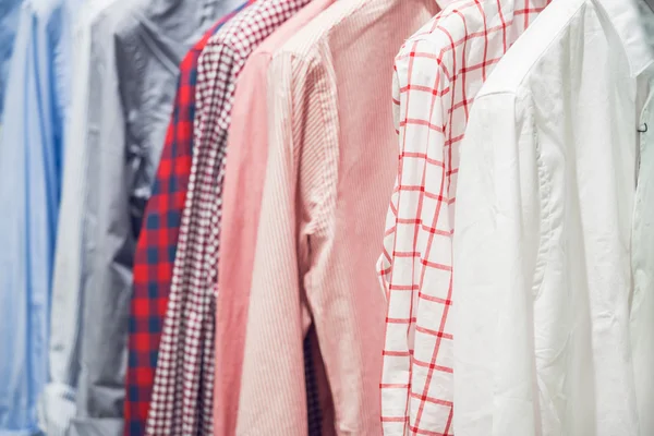 Assortiment van klassieke Man Shirts opknoping op het spoor — Stockfoto