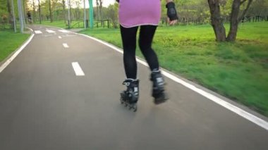 Kadını vurdu bel Roller altında parkta paten