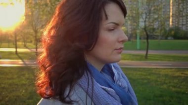 Sevimli kız yavaş yavaş doğru kamera dönüm