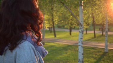 Sevimli kız yavaş yavaş doğru kamera dönüm