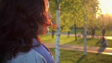 Sevimli kız yavaş yavaş doğru kamera dönüm