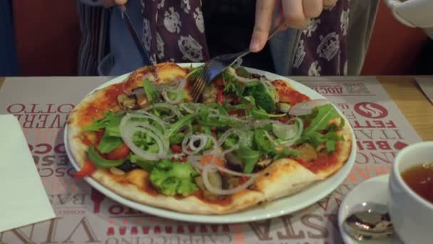 Persoon die zichtbaar zijn alleen door handen gieten van thee In Cafe — Stockvideo