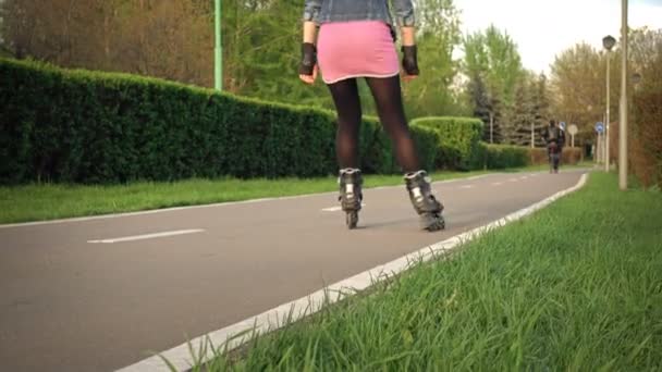 Kobieta strzał poniżej pasa Roller Skating w parku — Wideo stockowe