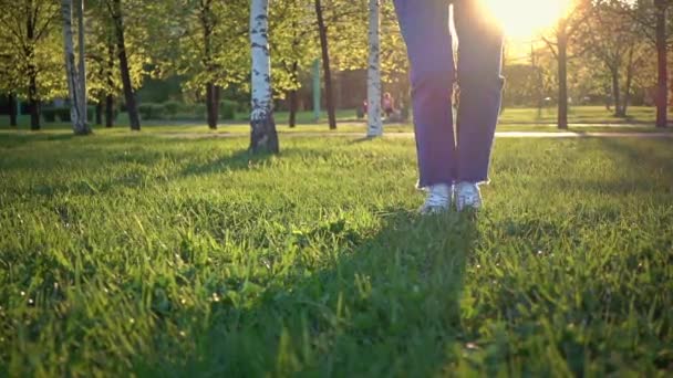 Person springt im Sonnenuntergang in Zeitlupe — Stockvideo