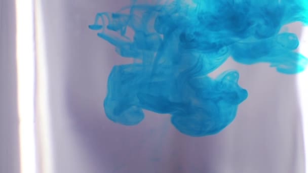 Tinta azul caiu na água em câmera lenta — Vídeo de Stock