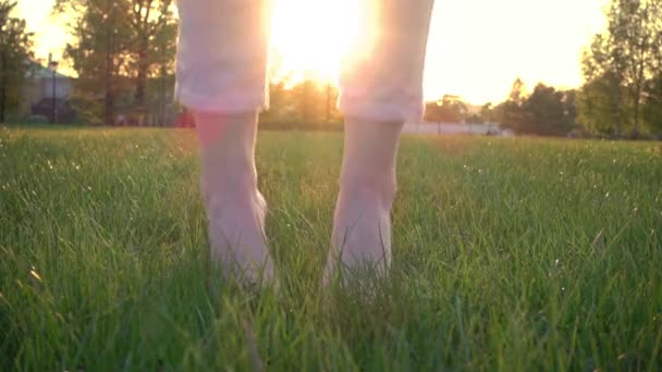 Yalınayak kadın ağır çekimde günbatımı üzerinde atlama — Stok video