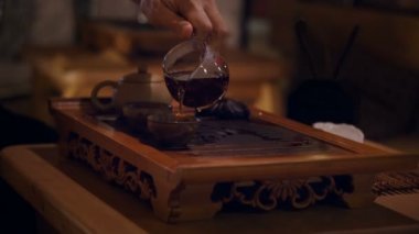 Çay cam çaydanlık iki bardak içine dökme eller.