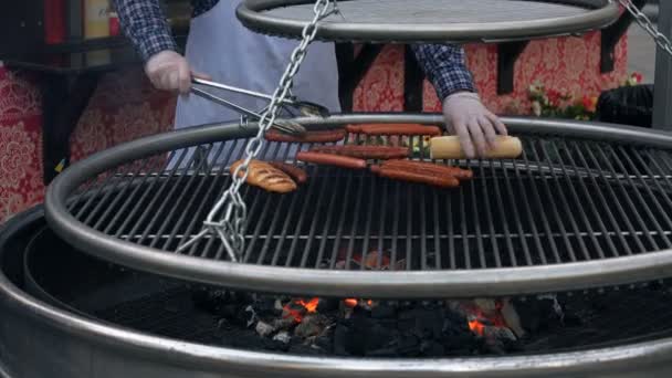 Man de worsten draaien op de Grill buiten — Stockvideo