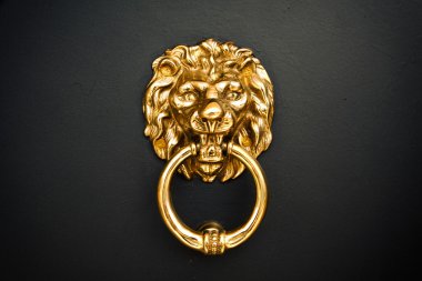 Kapıda Altın Aslan