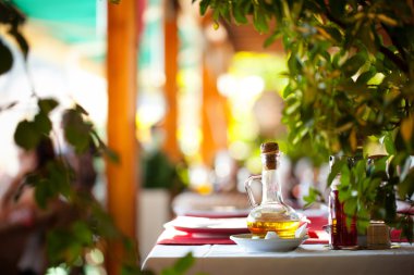 Petrol şişe restoranda bir masada