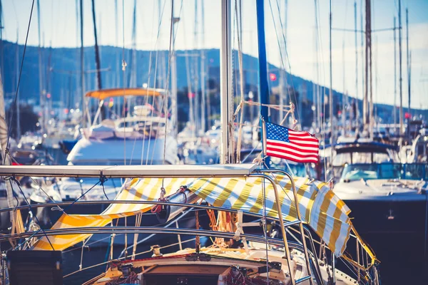 Bandeira americana no mastro de um iate — Fotografia de Stock