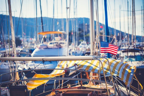 Bandera americana en el mástil de un yate —  Fotos de Stock