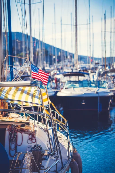 Bandeira americana no mastro de um iate — Fotografia de Stock